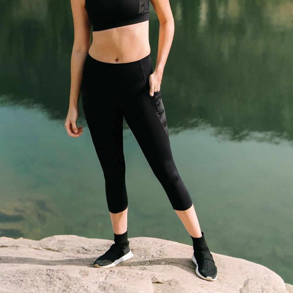 ZYIA | Black Camo Reflective Pocket Brilliant Hi-Rise Capri Legging | Sz. 2